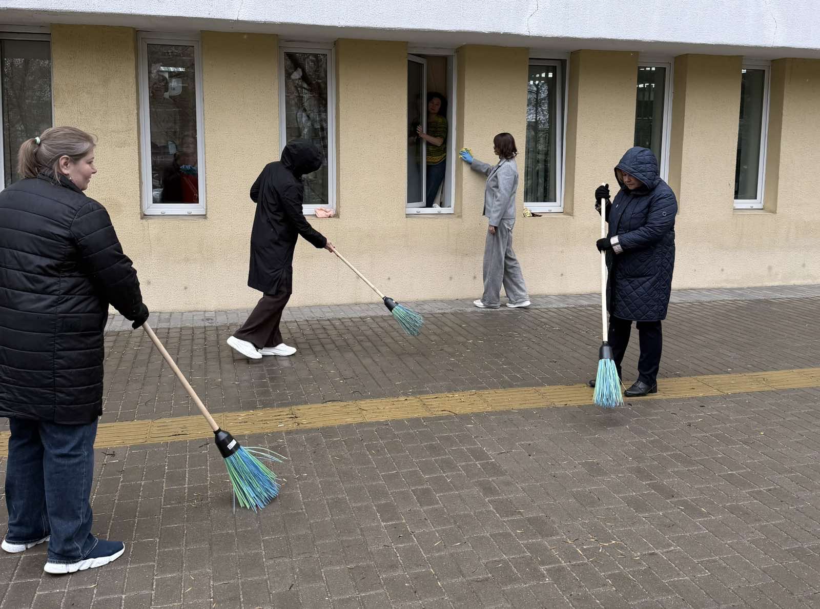 Работники коммунального унитарного предприятия «Минское городское агентство обслуживания населения» приняли участие в республиканском субботнике.